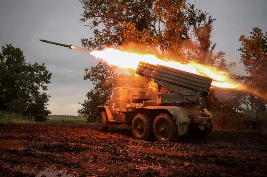 Ukrajinští vojáci odpalují střelu z raketometu BM-21 Grad v Doněcké oblasti