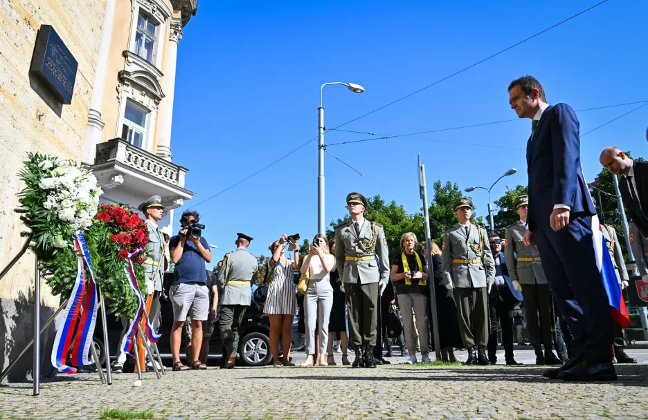 Slovenský premiér Ľudovít Ódor během piety před budovou Univerzity Komenského v Bratislavě. 