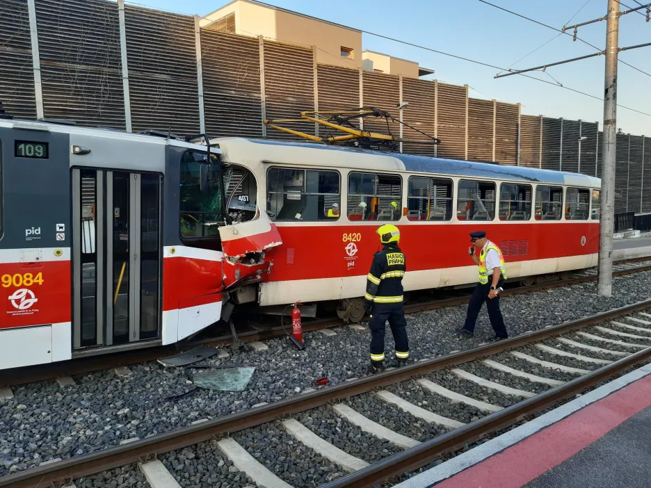 Zásah hasičů a policistů u srážky tramvají v Praze