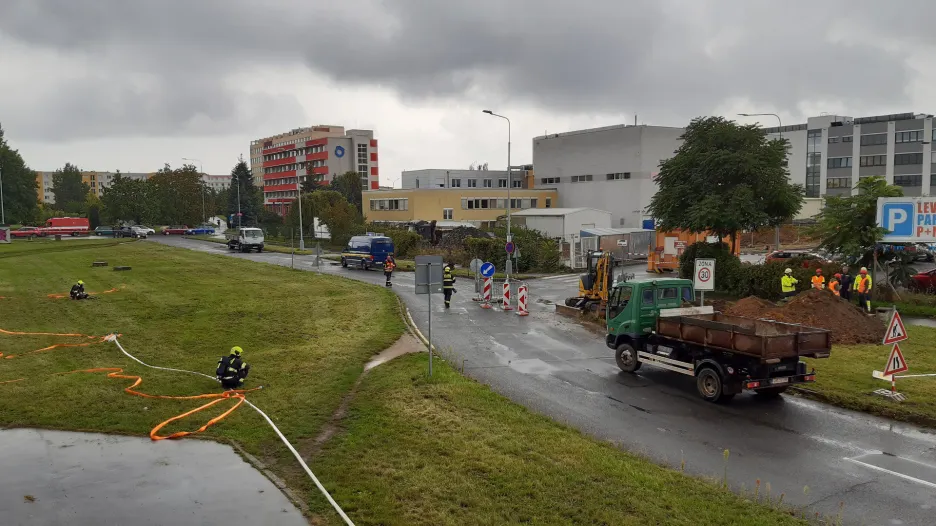 Zásah hasičů u prasklého plynovodu v Praze