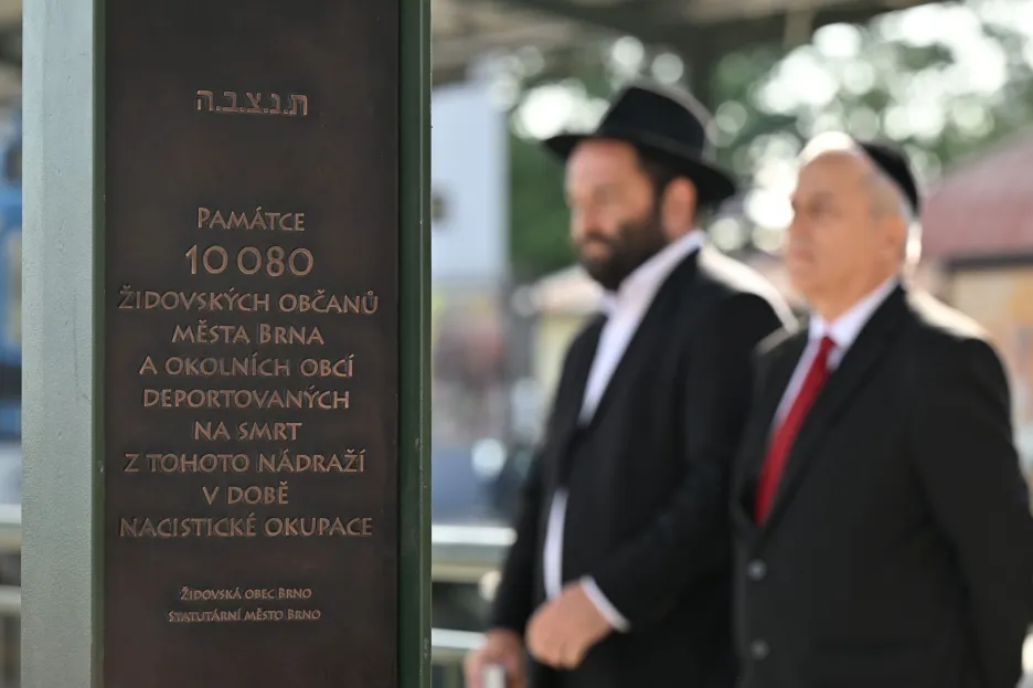 Odhalení Památníku zmizelých na 5. nástupišti brněnského hlavního nádraží