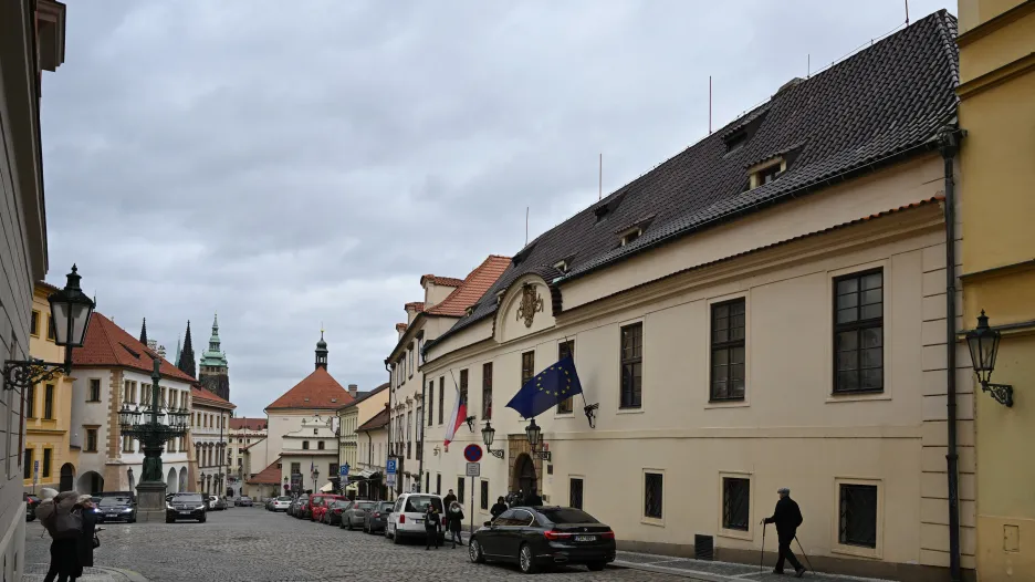 Pohled Loretánskou ulicí s Hrzánským palácem