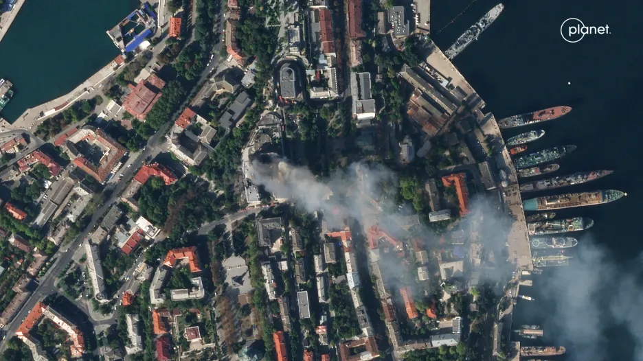 Satelitní záběr zasaženého ústředí v Sevastopolu