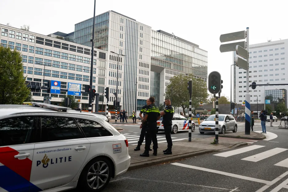Nizozemští policisté hlídají oblast po případu střelby