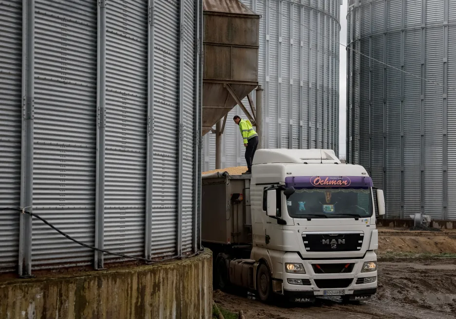 Kamion s kukuřicí  ve skladu obilí v Chmelnyckié oblasti