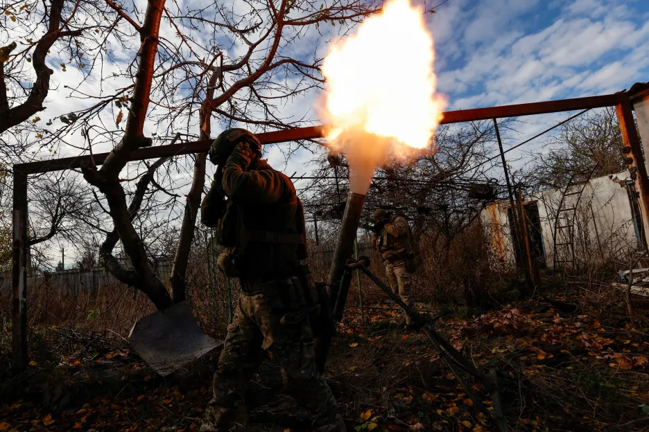 Ukrajinští vojáci pálí z minometu