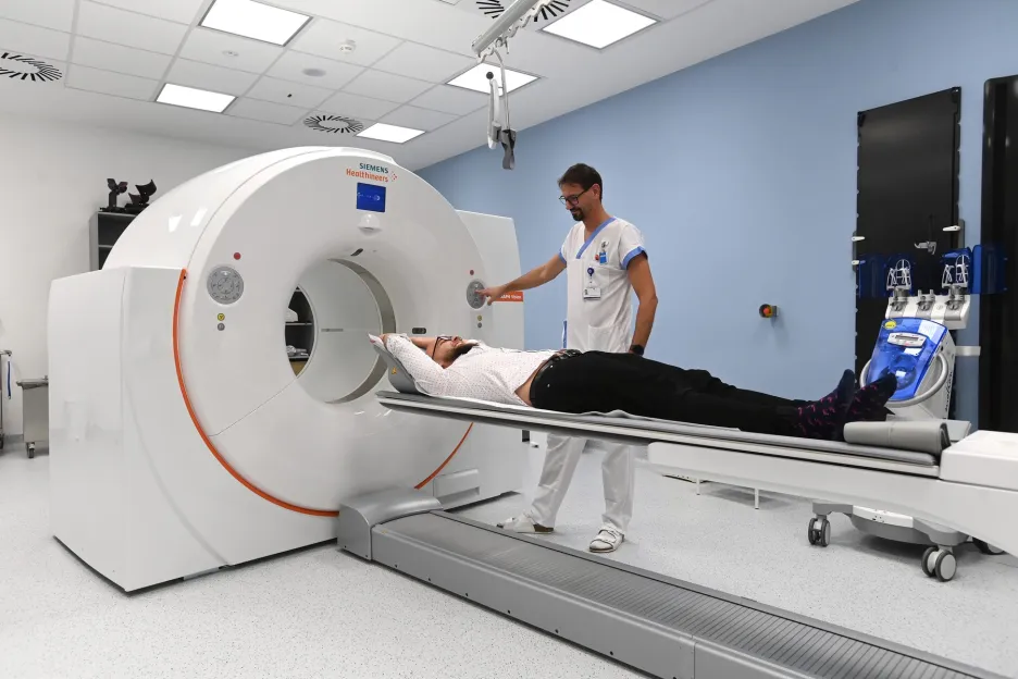 Nový přístroj pozitronové emisní tomografie v kombinaci s CT ve FNOL