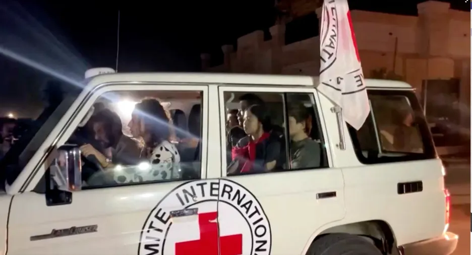 Vozidlo Mezinárodního Červeného kříže s lidmi, které unesl Hamás