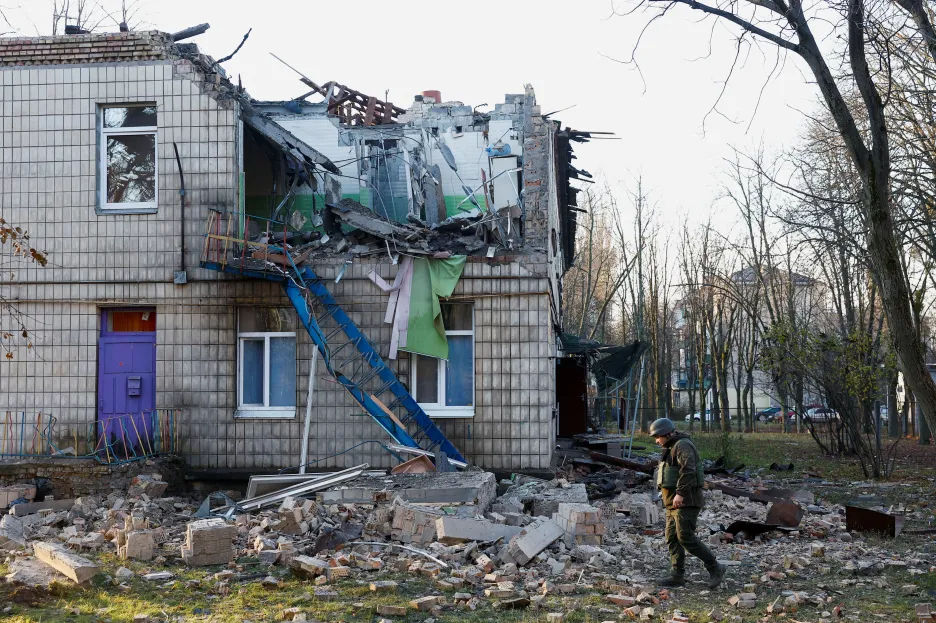 Ruský dronový útok poškodil v Kyjevě i budovu školky