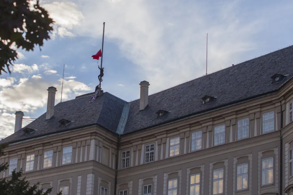 Rudé trenky vlají nad Pražským hradem