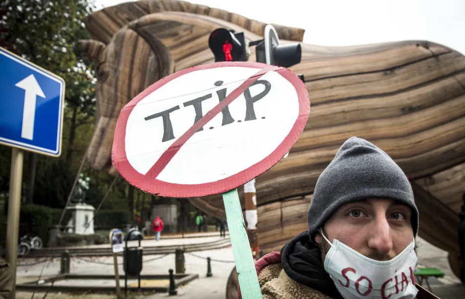 Jeden z protestů proti TTIP, který se uskutečnil v říjnu 2015 v Bruselu