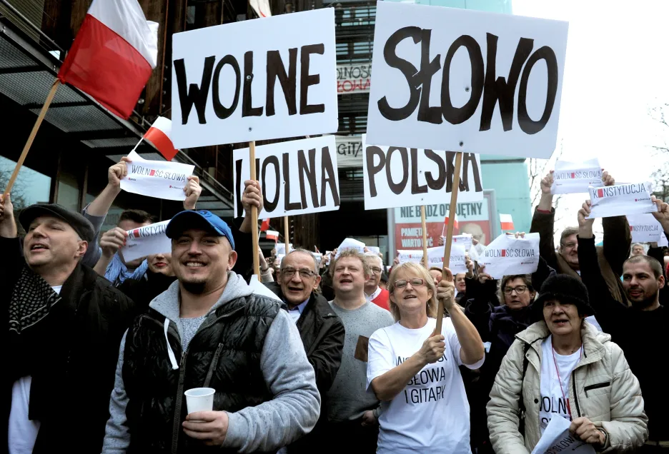 Poláci demonstrovali proti deníku Gazeta Wyborcza