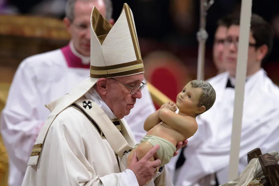 Papež František při půlnoční mši vánoční ve Vatikánu