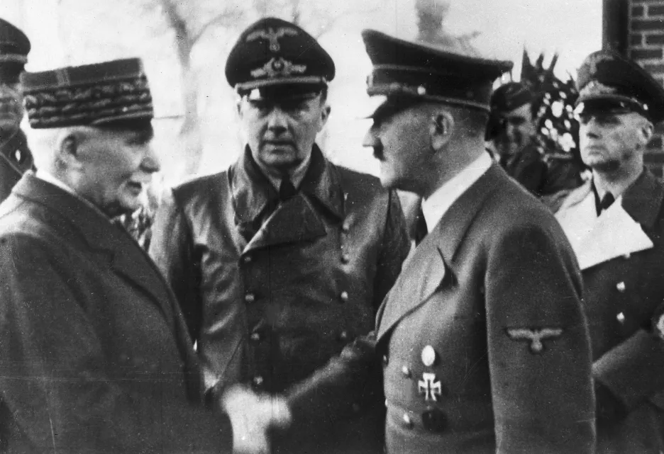 Henri Philippe Pétain (vlevo) a Adolf Hitler
