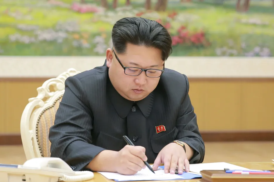 Kim Čong-un při podpisu rozkazu zkoušky vodíkové bomby