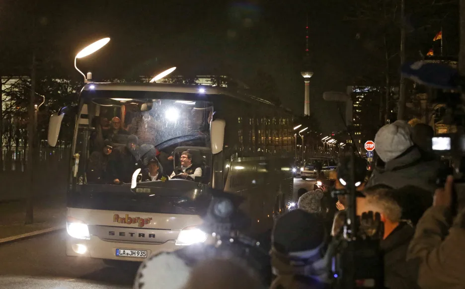 Autobus s migranty z Landshutu dorazil večer před budovu kancléřství