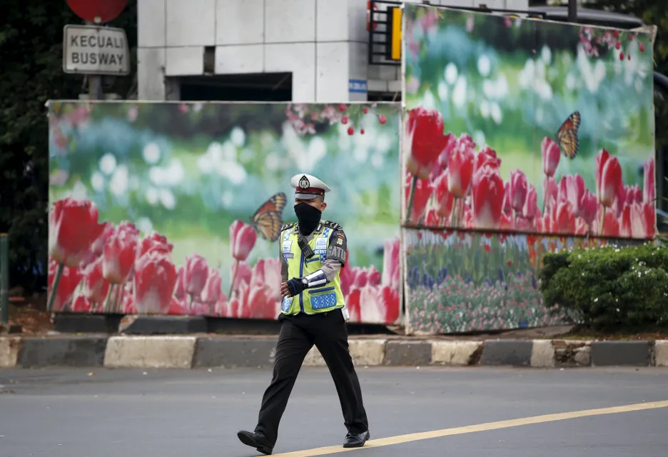 Indonéský policista poblíž místa útoku