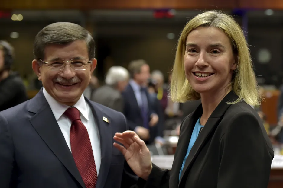 Turecký premiér Mehmet Davutoglu a šéfka evropské diplomacie Federica Mogheriniová