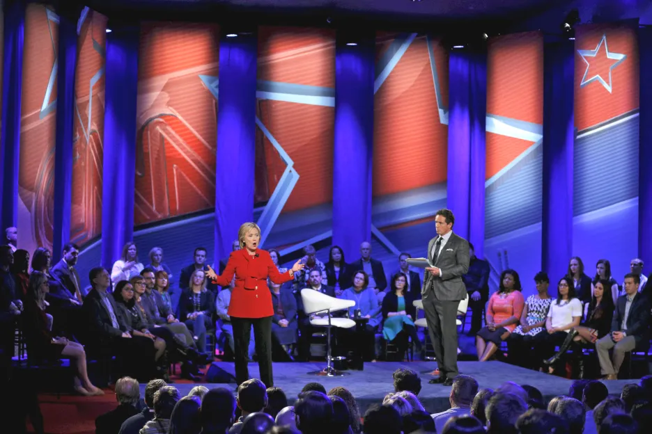 Hillary Clintonová a Bernie Sanders v poslední debatě před primárkami v Iowě