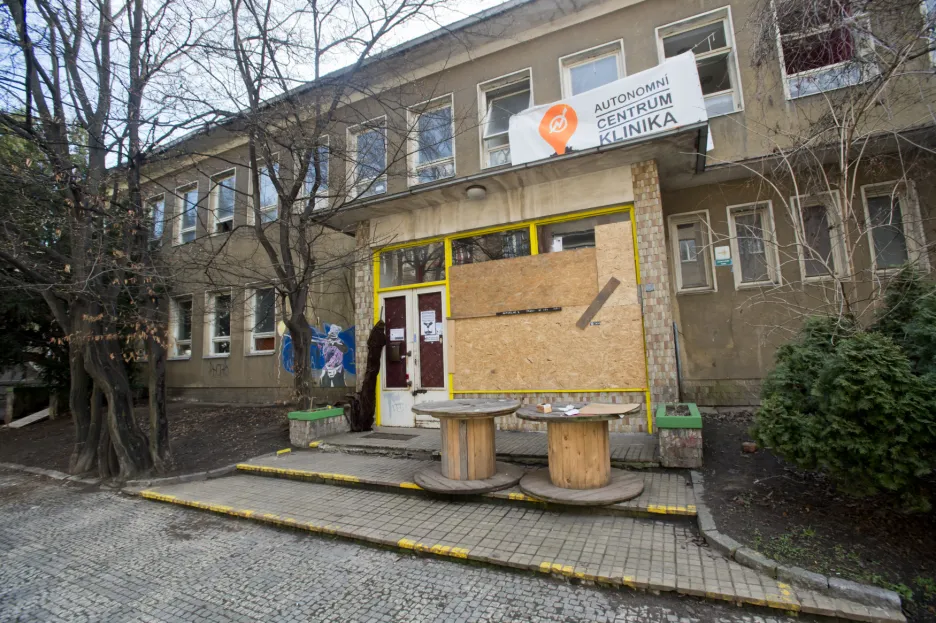 Zabedněná výloha v sociálním centru Klinika na pražském Žižkově