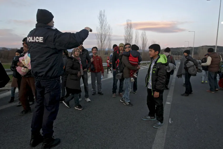 Řecký policista vykazuje od makedonských hranic migranty z Afghánistánu