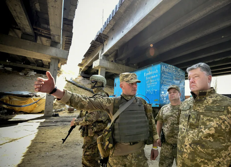 Petro Porošenko běhen návštěvy Donbasu