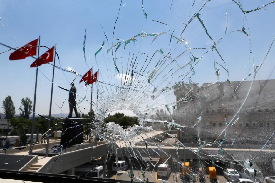 Otvor po střele na budově policejní centrály v Ankaře
