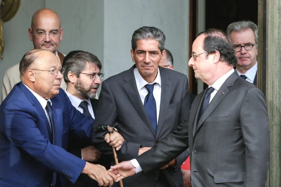 François Hollande při potřesení rukou s Dalilem Boubakeurem