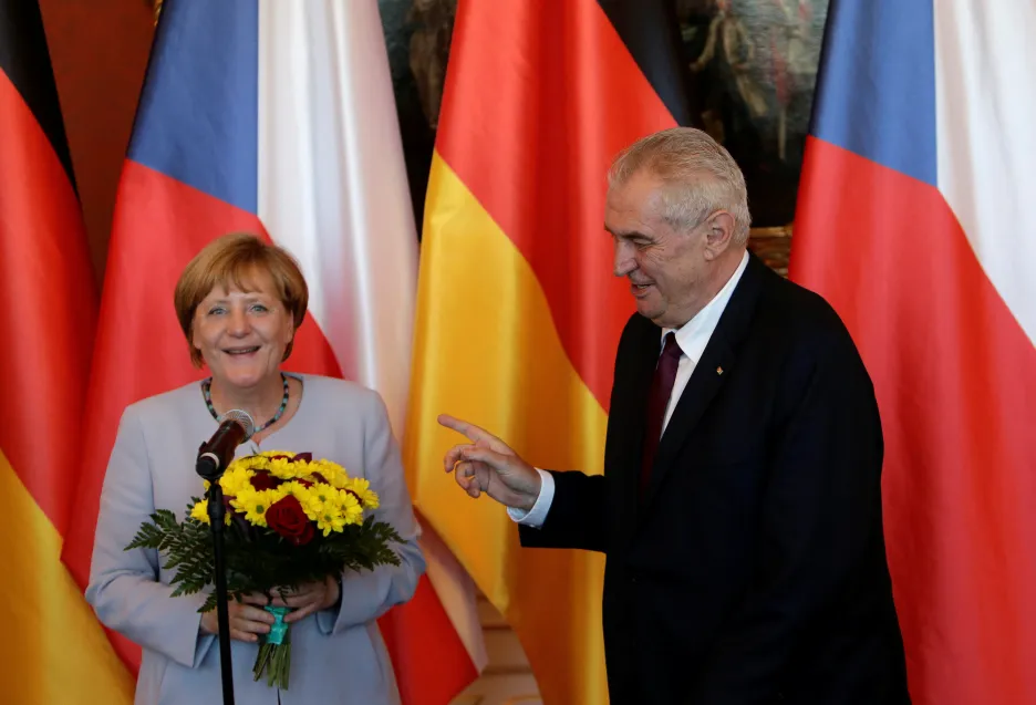 Český prezident vítá na Hradě německou kancléřku