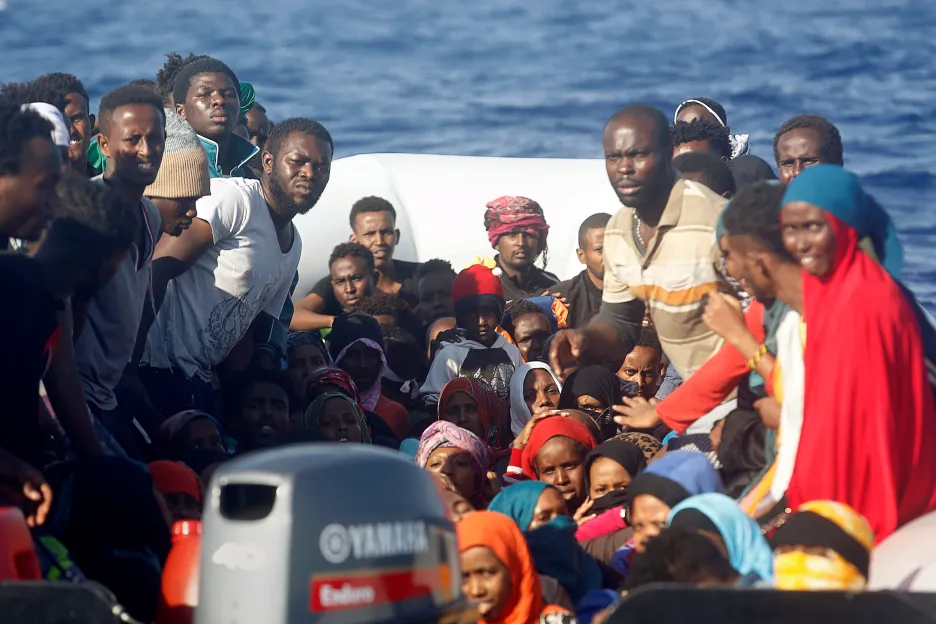 Člun s africkými běženci ve Středozemním moři