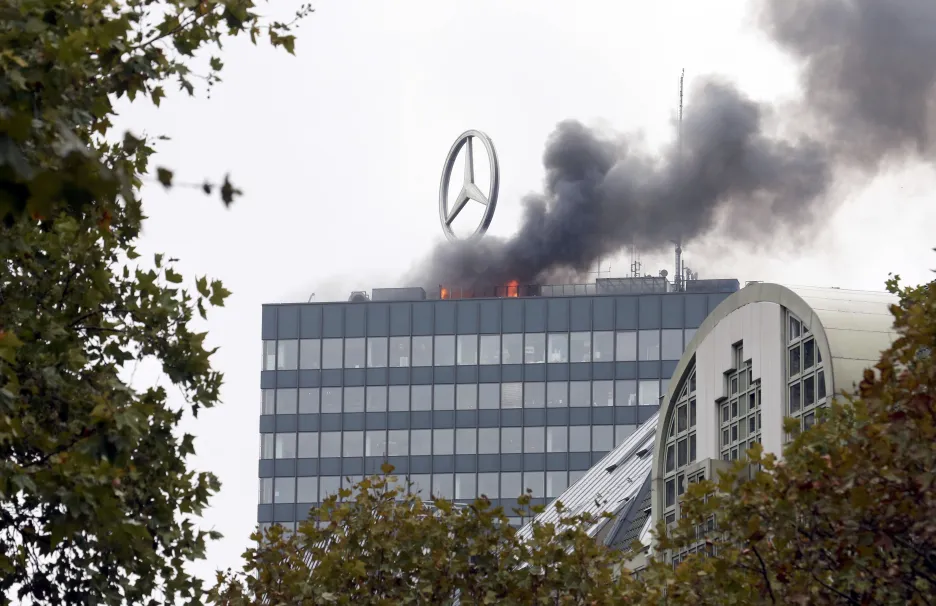 Požár na střeše berlínského mrakodrapu Europa-Center 