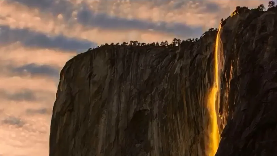 Takzvaný ohnivý vodopád v Yosemitech