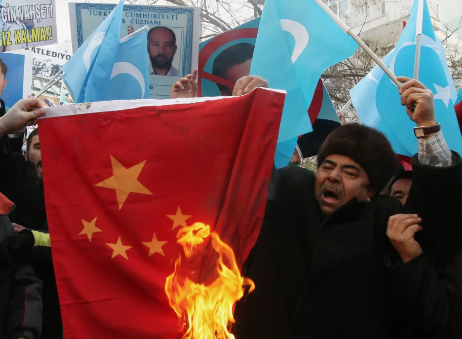 Ujgurové pálí čínskou vlajku