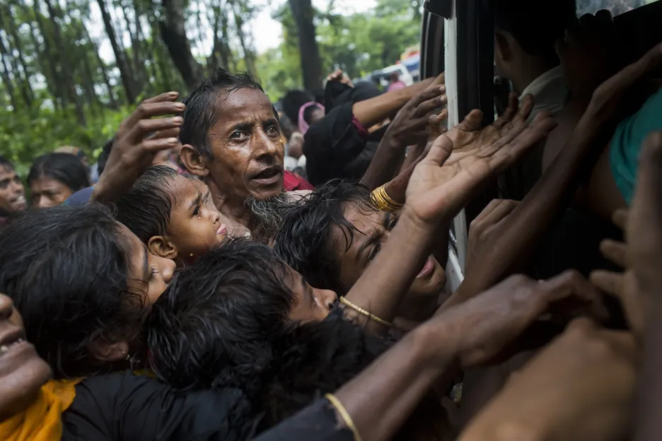 Uprchlí Rohingové prosí o jídlo