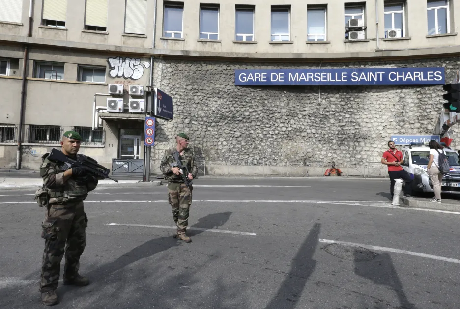 Francouzští vojáci na nádraží v Marseilles