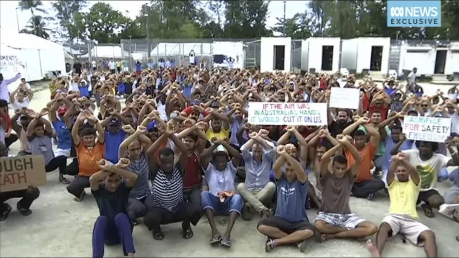 Uprchlíci se zabarikádovali v uzavřeném táboře na ostrově Manus