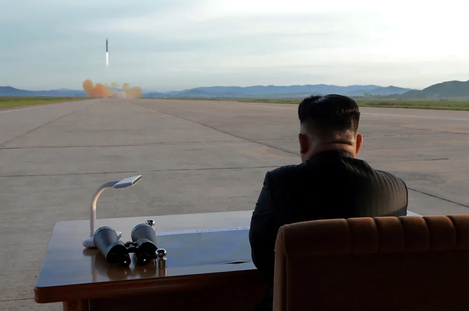 Kim Čong-un sleduje start rakety Hwasong-12
