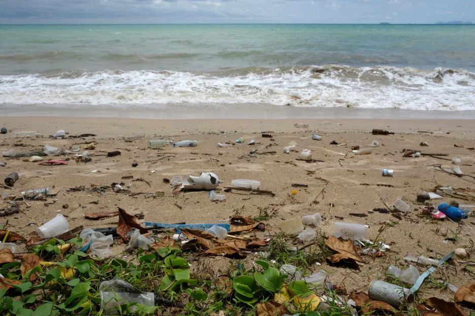 Pláž v Thajsku plná plastových odpadků