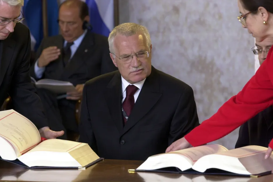Václav Klaus v roce 2003 podepisuje smlouvu o přistoupení České republiky k Evropské unii