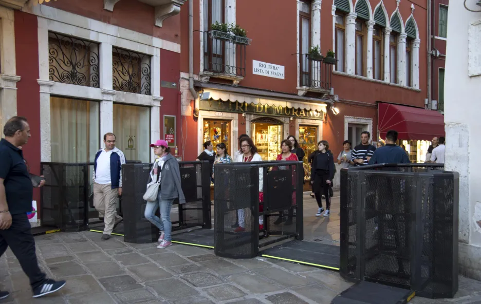 Benátky instalovaly na dvou místech dočasné turnikety proti turistům