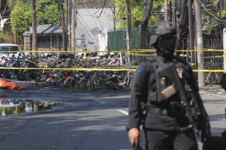 Bombové útoky v kostelech v Indonésii