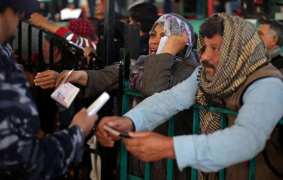 palestinci čekající na vpuštění do Egypta
