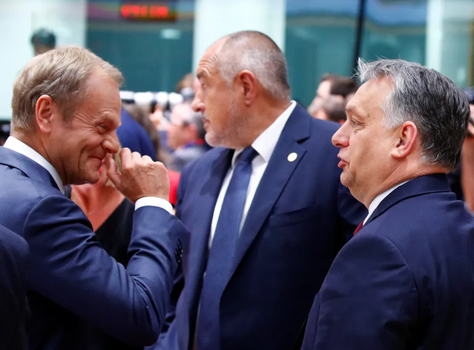 Donald Tusk hovoří na summitu s Viktorem Orbánem