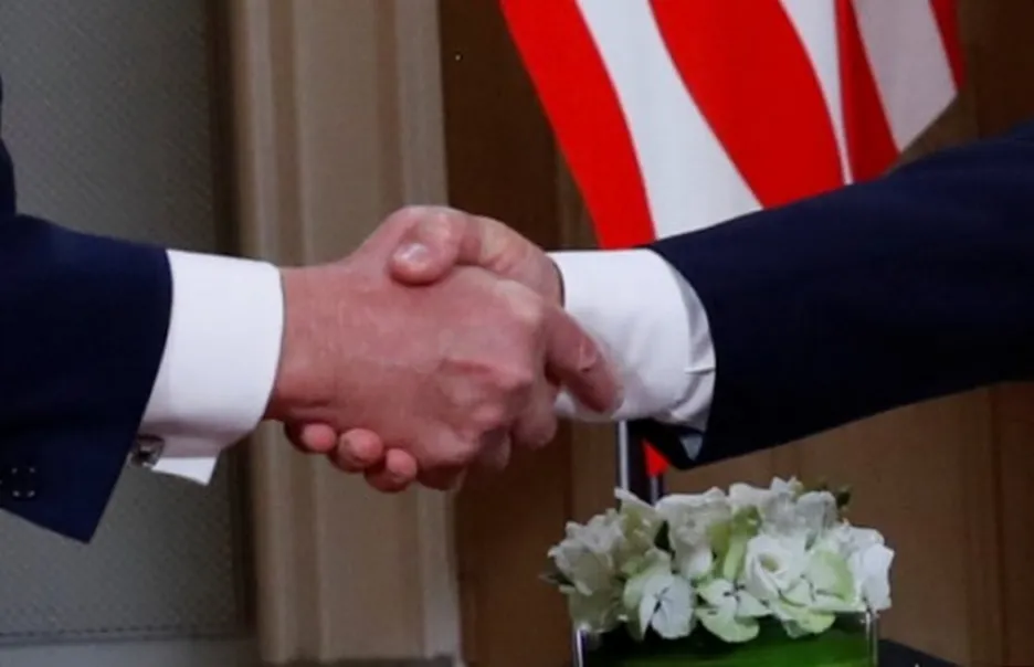 Úvodní stisk rukou prezidentů Trumpa a Putina před jednáním v Helsinkách