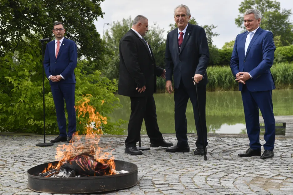 Miloš Zeman nechal na Hradě spálit červené trenýrky