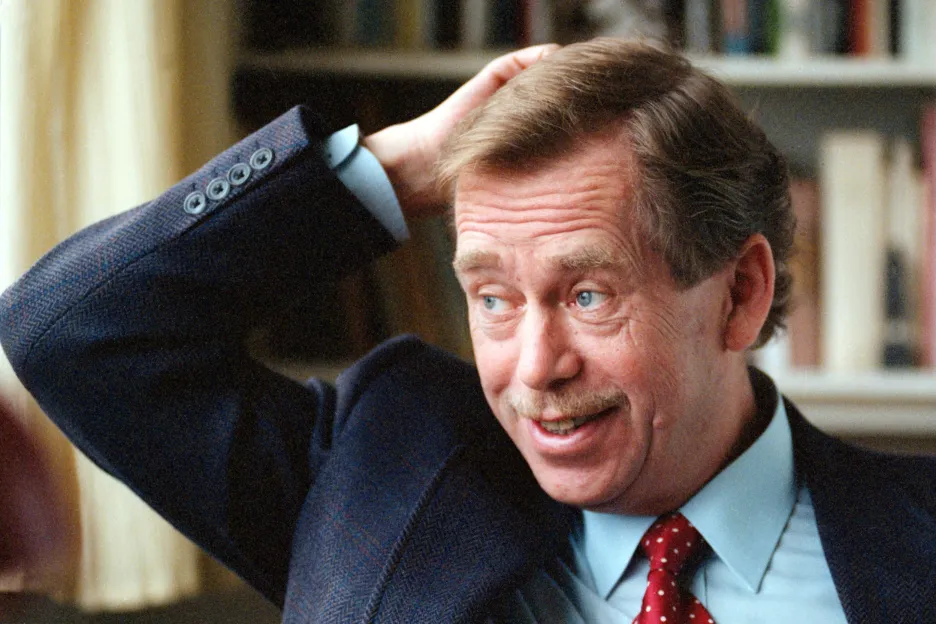 Recenze: Politika a pocit absurdity. Má to smysl,  připomíná Václav Havel —  ČT24 — Česká televize