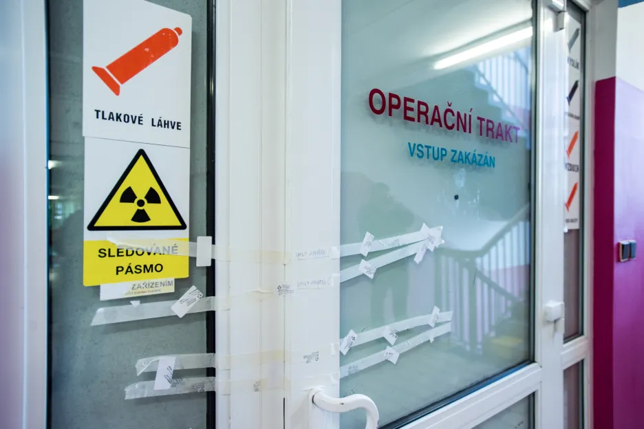 Zapečetěné dveře operačního traktu nemocnice ve Frýdlantu