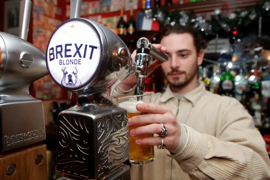 V pařížské restauraci Cricketer English Pub točí speciální světlé pivo: Brexit