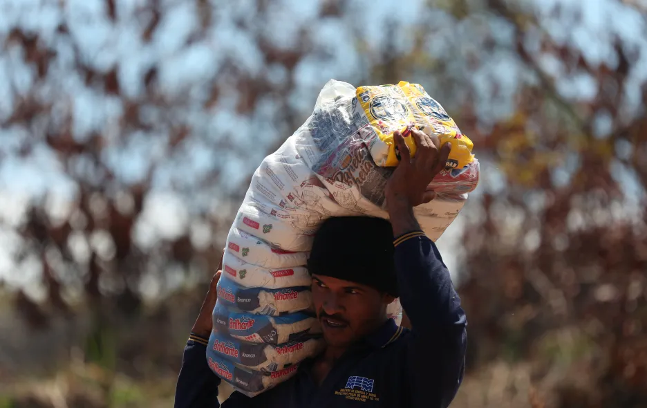 Venezuelan se snaží přes hranici přenést potraviny ze sousední Brazílie
