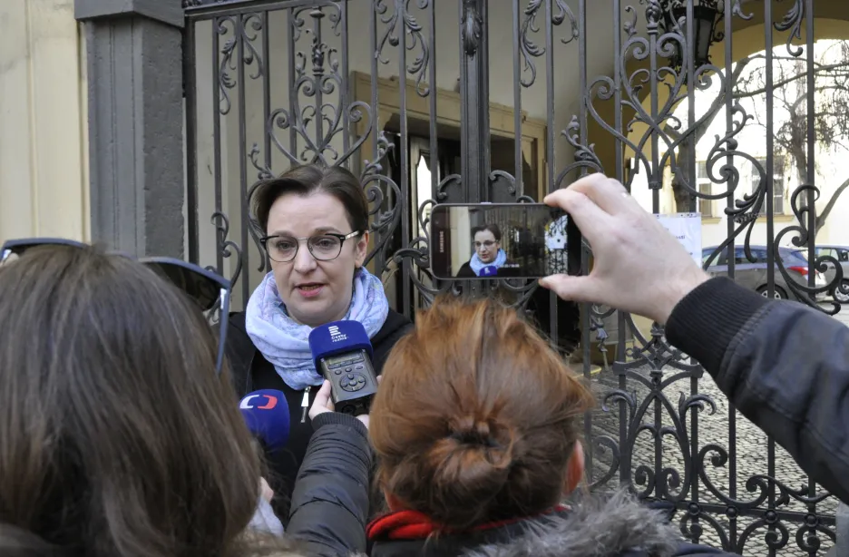 Mluvčí městské části Brno-střed Kateřina Dobešová před budovou radnice, jejíž kanceláře prohledávali policisté
